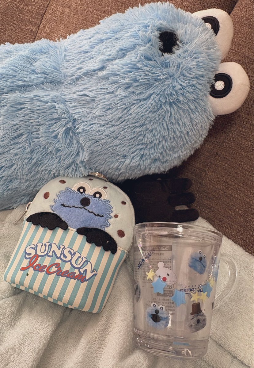 ya_chiru_310's tweet photo. GUスンスン欲しいの無事買えた〜💙
まもちゃんの手とねね🐱も写ってる🤣
コップは並び待ちの前に本屋で見つけた👀
かわいい！満足( ¯﹀¯ )

 #パペットスンスン https://t.co/Jr9PxRECan
