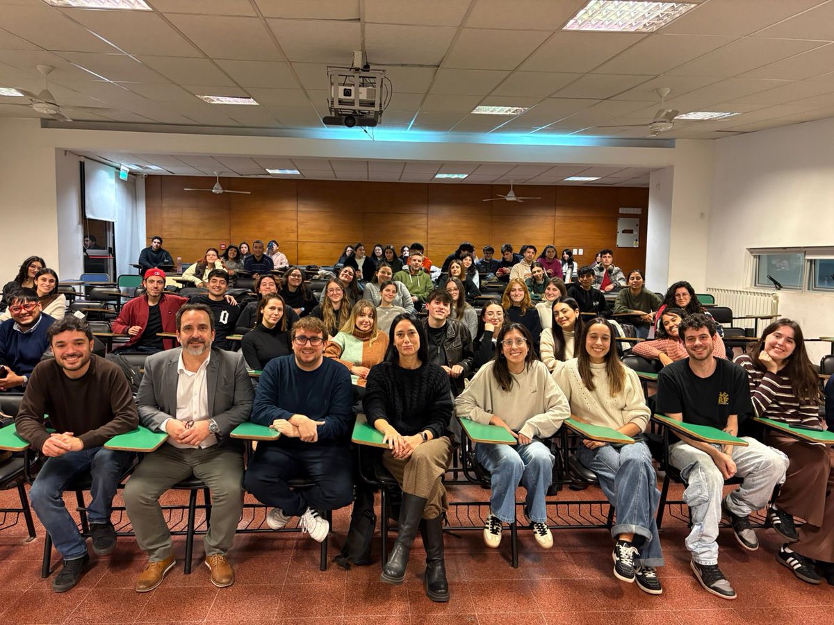 Mariel_a283's tweet photo. Siempre es lindo volver a las aulas de la @FCCUNC 🙌🏻

Junto a  colegas compartimos nuestros recorridos profesionales, experiencias y aprendizajes con estudiantes de la cátedra de Comunicación Institucional.

Lindo recordatorio de por qué elegimos esta profesión. https://t.co/FaMar7zaM8