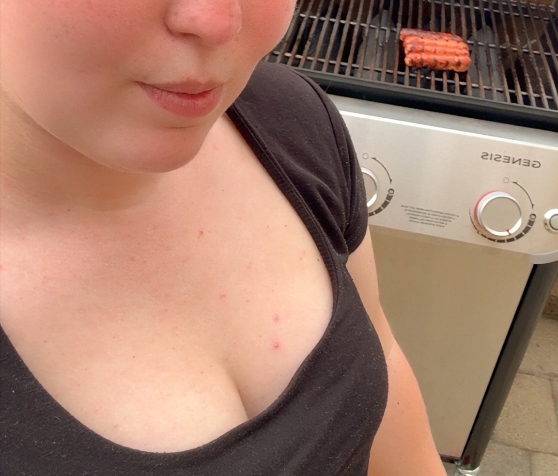 PeachieInHeat's tweet photo. Feeling feral so fuck it: 

Grilling wieners when I’d rather be deep throating yours. 🌭 https://t.co/jVhodzKSk7