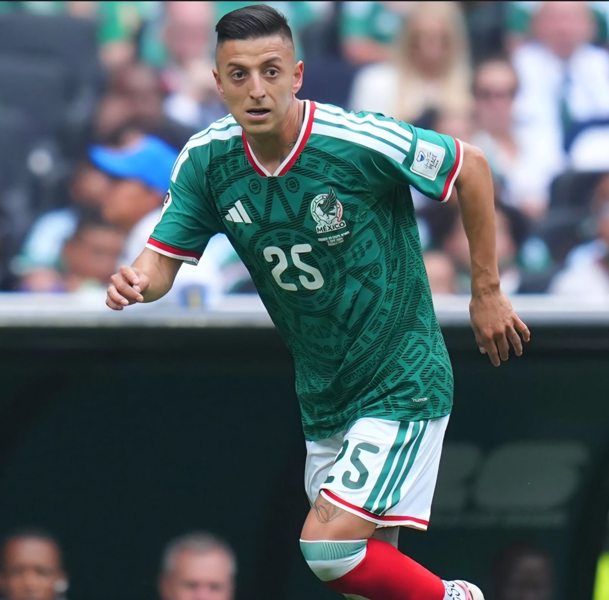 MartinoliCuri's tweet photo. Hay que decir que el Piojo Alvarado ha sido de lo mejor de la selección.

No mamen, ni hemos visto a Jorge Sánchez porque todas las coberturas defensivas las ha hecho el Piojo. https://t.co/hbltP5sz1N