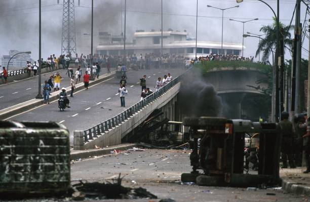 VideoSejarah's tweet photo. Trauma 1998

9 Mei Presiden Soeharto berangkat ke Mesir untuk menghadiri KTT G-15 di tengah unjuk rasa di berbagai kota.

15 Mei Soeharto pulang dipercepat karena ibu kota terbakar.

18 Mei mahasiswa mulai menduduki Gedung DPR/MPR.

21 Mei Soeharto terpaksa mengundurkan diri. https://t.co/l573hPkQpr