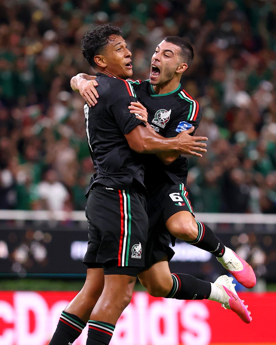 fifaworldcup_es's tweet photo. ¡Luis Romo levanta a todo el Estadio Guadalajara! 🇲🇽

#CopaMundialFIFA https://t.co/85lGGA7KX4