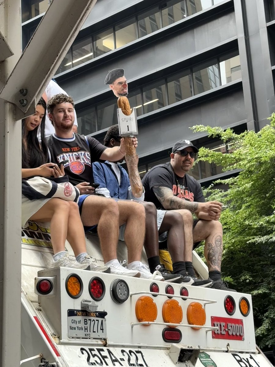 ABamundo13's tweet photo. Arguably the best picture I took from the parade today. Incredible #Knicks @PardonMyMeme https://t.co/Qfb2iRAwXJ