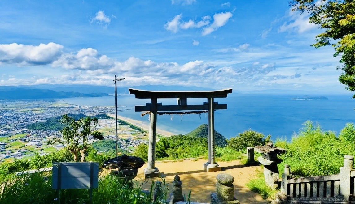 yuusaku_buddica's tweet photo. 香川県に旅行に来てください。
そして、是非ドライブしてほしいです。

最近では”アート県”や”うどん県”として人気ですが、目的地までに沢山の絶景があります。

目的地までの移動も、是非楽しんでください。

僕たちBUDDICAは旅を一生の思い出にできるよう”BUDDICA TOURISM“を立ち上げます。

旅行で特別な宿に泊まるように
リッチなクルマで旅をより楽しくします。