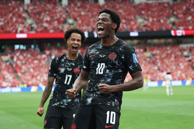 gilabola433's tweet photo. Kanada vs Qatar: Kemenangan Bersejarah Dibayangi Cedera Mengerikan

Laga Kanada vs Qatar pada matchday kedua Grup B Piala Dunia 2026 berakhir dengan kemenangan telak 6-0 untuk tuan rumah di BC Place, Vancouver, Jumat (19/6/2026) WIB. Jonathan David tampil gemilang lewat hattrick yang membantu Kanada mencatat kemenangan pertama mereka sepanjang sejarah tampil di Piala Dunia.

Hasil laga Kanada vs Qatar menjadi langkah besar bagi tim asuhan Jesse Marsch dalam upaya mengamankan posisi puncak klasemen Grup B. Dukungan penuh publik Vancouver juga menjadi faktor penting dalam dominasi Kanada sepanjang pertandingan.

Meski pesta gol tercipta di hadapan pendukung sendiri, kemenangan tersebut tidak sepenuhnya membawa kabar baik. Cedera mengerikan yang dialami Ismael Kone pada babak kedua menghadirkan kekhawatiran besar bagi skuad Kanada menjelang laga berikutnya.

Jonathan David Pimpin Pesta Gol Kanada

Pertandingan berlangsung terbuka sejak menit awal dengan kedua tim sempat menciptakan peluang berbahaya. Kanada akhirnya memecah kebuntuan pada menit ke-15 melalui gol Cyle Larin.

Keunggulan tuan rumah bertambah hanya beberapa menit kemudian lewat tendangan voli Jonathan David yang gagal dihentikan kiper Qatar, Mahmud Abunada. Gol tersebut membuat Kanada semakin nyaman mengendalikan jalannya laga.

Situasi Qatar semakin sulit setelah Homam Ahmed menerima kartu merah pada menit ke-33. Keputusan itu diambil setelah tinjauan VAR mengubah hukuman awal berupa kartu kuning menjadi kartu merah langsung.

Unggul jumlah pemain dimanfaatkan Kanada untuk menambah gol sebelum turun minum. Jonathan David mencetak gol keduanya setelah menyambar bola muntah di depan gawang Qatar.

Babak kedua kembali berjalan berat bagi tim tamu yang harus kehilangan pemain lain. Assim Madibo mendapat kartu merah akibat tekel keras terhadap Ismael Kone.

Nathan Saliba yang masuk sebagai pemain pengganti ikut mencatatkan namanya di papan skor pada menit ke-65. Setelah mencetak gol dari tendangan bebas, ia mengangkat jersey bertuliskan nama dan nomor punggung Kone sebagai bentuk dukungan.

Satu gol bunuh diri kemudian menambah penderitaan Qatar sebelum David melengkapi hattrick-nya. Kanada pun menutup laga dengan kemenangan meyakinkan 6-0.

Cedera Patah Kaki Ismael Kone

Momen paling mengkhawatirkan dalam pertandingan terjadi saat Madibo melakukan tekel keras terhadap Kone pada awal babak kedua. Gelandang Kanada itu harus ditandu keluar lapangan setelah mengalami cedera yang terlihat sangat serius pada kakinya.

Belum ada laporan resmi mengenai tingkat keparahan cedera yang dialami pemain berusia 24 tahun tersebut. Namun, kondisi di lapangan memunculkan dugaan bahwa Kone mengalami patah tulang kaki.

Kemenangan besar ini tetap menjadi catatan bersejarah bagi Kanada di Piala Dunia. Akan tetapi, kondisi Kone kini menjadi perhatian utama menjelang laga terakhir Grup B menghadapi Swiss.

Kanada kini hanya membutuhkan satu poin tambahan untuk memastikan diri lolos ke fase berikutnya sebagai juara Grup B. Pertandingan melawan Swiss akan menjadi penentu nasib mereka.

#Kanada #qatar #grubB #pialadunia #jadwalhariini #beritabola #nontonbola #livebola #livefootballstreamhd