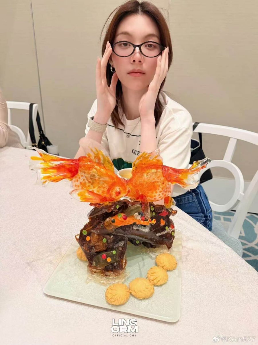 UniMomFC's tweet photo. Omelets' day trip with Orm Kornnaphat to Singapore

Daughter 🫳
Mama 🔥
Girlfriend 🥰

ORM FRIEND OF BVLGARI
#ORMxBvlgariHighJewelrySG
#OrmKornnaphat #Bvlgari 
@ormmormm @Bulgariofficial https://t.co/wMiU1LcqOc