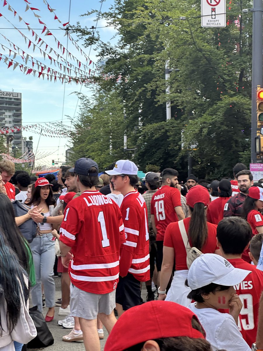tokifyi's tweet photo. this is the most canadian thing i’ve ever seen https://t.co/Jyhx5QFbi1