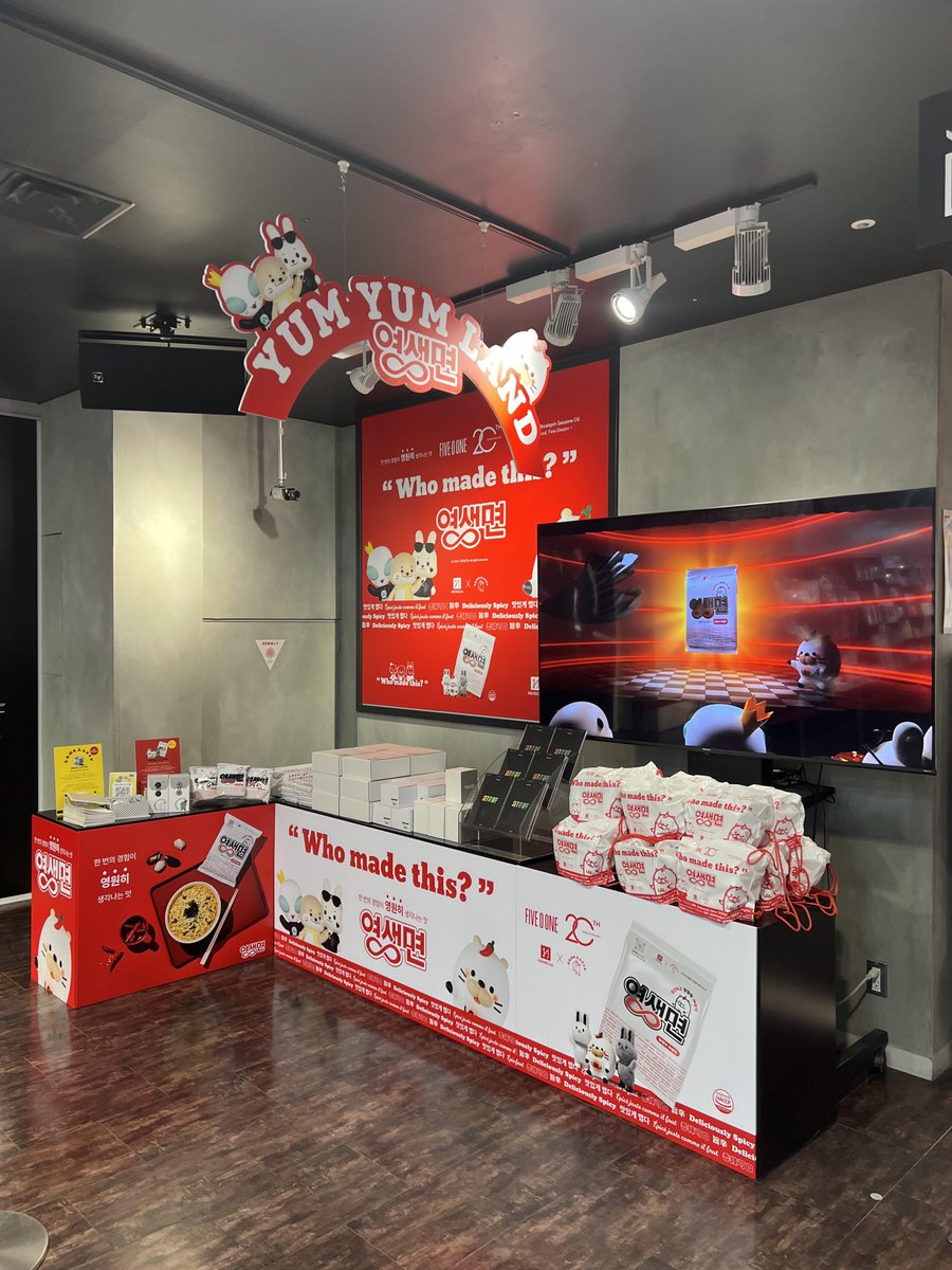 TOWER_Shibuya's tweet photo. 【#タワ渋kpop】

#キム・ヒョンジュン+#ホ・ヨンセン プロデュースの
『#ヨンセン麺』日本初登場❤️‍🔥

渋谷店とみなとみらいブランチのPOP UPコーナーにて
『ヨンセン麺』やグッズの事前販売スタート🪄

事前販売ではスペシャルカードと
7月に行われるイベントの特典券を配布中✨
▼詳細はこちら！
🔗https://t.co/FZqDGqreQG

たくさんのご来店お待ちしております🙌