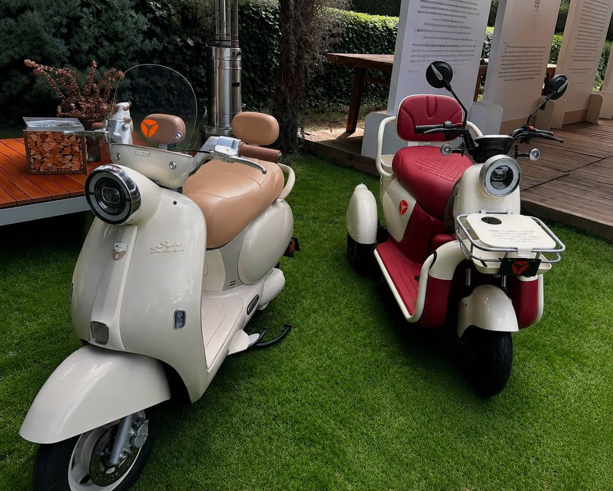 AutosyMas's tweet photo. Yadea lanzó en México la Ova, una motoneta eléctrica con hasta 71 km de autonomía, velocidad máxima de 42 km/h, conectividad mediante app y asistencias como control de tracción. Su precio inicia en $21,999 pesos. #Yadea #ScooterEléctrico #MovilidadEléctrica https://t.co/QMEnc29OXF