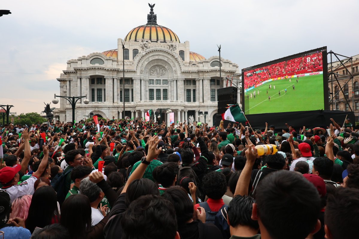 tomasinrin's tweet photo. Aspectos Afuera de Bellas Artes en el partido mundialista México vs Corea, el ambiente es de fiesta, los aficionados corean México, México, México https://t.co/LAVGMcxcEO