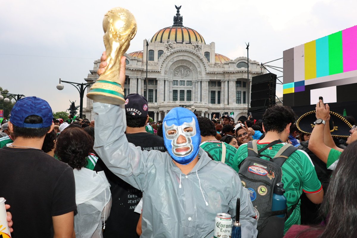 tomasinrin's tweet photo. Aspectos Afuera de Bellas Artes en el partido mundialista México vs Corea, el ambiente es de fiesta, los aficionados corean México, México, México https://t.co/LAVGMcxcEO