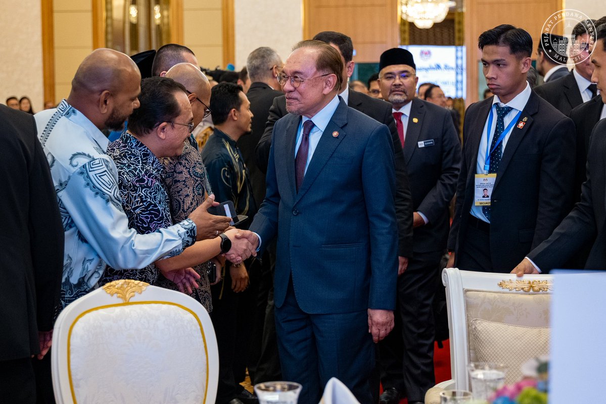 anwaribrahim's tweet photo. Alhamdulillah dapat meraikan diaspora Malaysia di Ashgabat. Meski jauh dari tanah air tercinta, semangat dan kehangatan keakraban mereka terasa seperti kita berkumpul di Kuala Lumpur. 

Mereka ini adalah duta tidak rasmi negara yang punyai nurani untuk mencipta reputasi dan imej negara, memperluas jaringan dan melonjak maruah negara ke hadapan. 

Saya ambil kesempatan untuk kongsi komitmen Kerajaan MADANI untuk terus merapat serta menyemarak hubungan dengan warga Malaysia yang berada di luar negara dengan memastikan mereka sentiasa terhubung dengan tanah air, dihargai dan diiktiraf sebagai sebahagian daripada nadi dan roh pembangunan bangsa. 

Saya juga menjelaskan matlamat kunjungan ke Ashgabat yang bukan hanya tertumpu kepada aspek perdagangan, pelaburan dan kerjasama ekonomi, tetapi juga usaha memperluas persahabatan antara negara, memperkukuh persefahaman serta membuka ruang kerjasama baharu yang dapat memberi manfaat kepada kedua-dua pihak.

🇲🇾🇹🇲

#MalaysiaMADANI 
#MADANIbekerja 
#YakinMADANI 
#DiplomasiMADANI