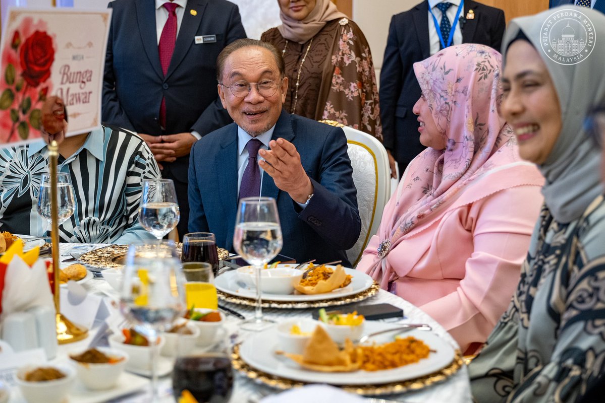 anwaribrahim's tweet photo. Alhamdulillah dapat meraikan diaspora Malaysia di Ashgabat. Meski jauh dari tanah air tercinta, semangat dan kehangatan keakraban mereka terasa seperti kita berkumpul di Kuala Lumpur. 

Mereka ini adalah duta tidak rasmi negara yang punyai nurani untuk mencipta reputasi dan imej negara, memperluas jaringan dan melonjak maruah negara ke hadapan. 

Saya ambil kesempatan untuk kongsi komitmen Kerajaan MADANI untuk terus merapat serta menyemarak hubungan dengan warga Malaysia yang berada di luar negara dengan memastikan mereka sentiasa terhubung dengan tanah air, dihargai dan diiktiraf sebagai sebahagian daripada nadi dan roh pembangunan bangsa. 

Saya juga menjelaskan matlamat kunjungan ke Ashgabat yang bukan hanya tertumpu kepada aspek perdagangan, pelaburan dan kerjasama ekonomi, tetapi juga usaha memperluas persahabatan antara negara, memperkukuh persefahaman serta membuka ruang kerjasama baharu yang dapat memberi manfaat kepada kedua-dua pihak.

🇲🇾🇹🇲

#MalaysiaMADANI 
#MADANIbekerja 
#YakinMADANI 
#DiplomasiMADANI