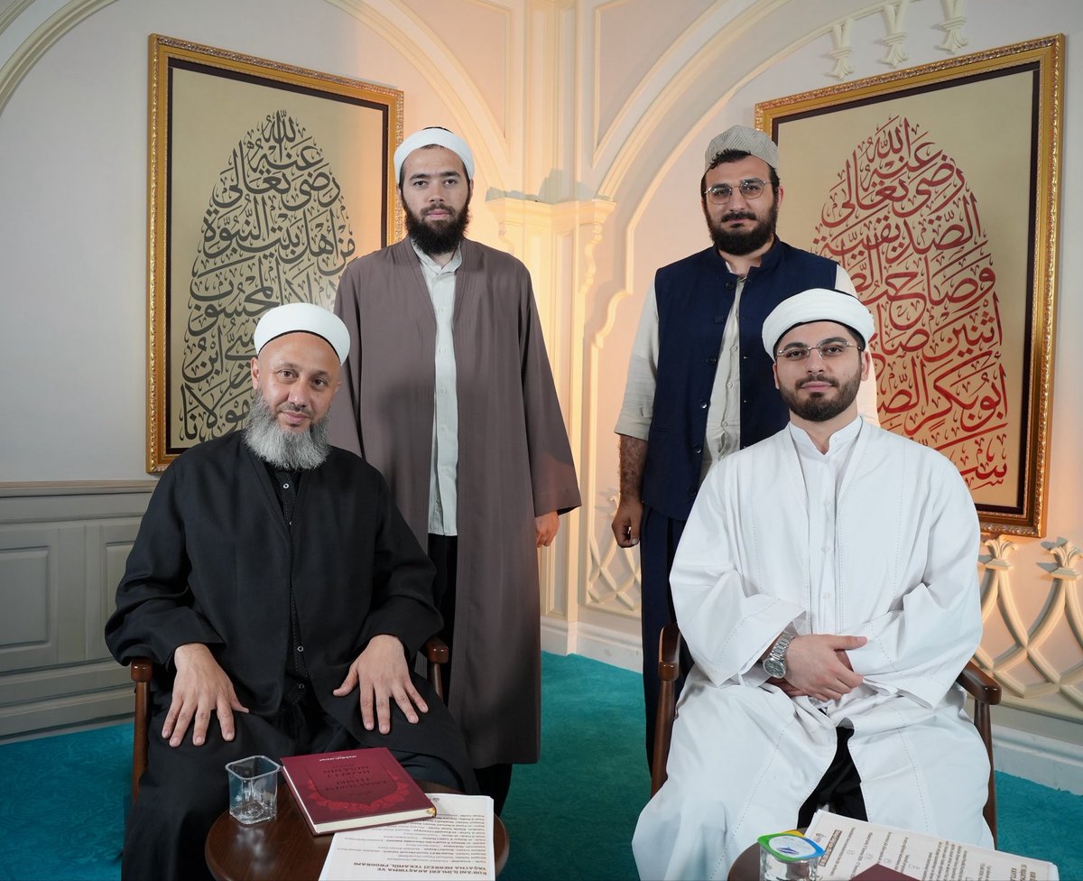 abdullahahmethc's tweet photo. Elhamdülillah, kıymetli hocamız Fatih Kalender Hocaefendi ile bir araya gelerek Kerem Derneği bünyesinde tefsir ağırlıklı Tekâmül Programımız üzerine verimli bir istişare gerçekleştirdik.

Görüşmemizde, tefsir ilminin günümüz şartlarında ne kadar gerekli ve elzem olduğu üzerinde durduk. Hocamız, özellikle medreselerde, derneklerde ve çeşitli eğitim kurumlarında görev alacak; halkla doğrudan irtibat kuracak hatip ve vaiz adaylarının tefsir alanında kendilerini güçlü bir şekilde yetiştirmelerinin büyük önem taşıdığını ifade ettiler.

Ayrıca, görev yapacak hocalarımızın farklı alanlarda uzman birçok hocanın ders verdiği kapsamlı bir tekâmül eğitiminden mutlaka istifade etmeleri gerektiğini vurguladılar.

Bizler de Kerem Derneği bünyesinde, başta şahsım olmak üzere kıymetli hocalarımızla birlikte bu hizmeti hayata geçirmek için gayret göstereceğiz inşallah.

📌 Tekâmül Programı Mülakat Tarihleri:
6 Temmuz – 17 Temmuz
İletişim: 0543 387 56 01

Rabbimizden bu çalışmayı ilim yolunda bereketli ve hayırlı kılmasını niyaz ediyoruz.

“Kayıt altına aldığımız söyleşi yakında Youtube kanalımızda paylaşılacaktır. İnşallah”