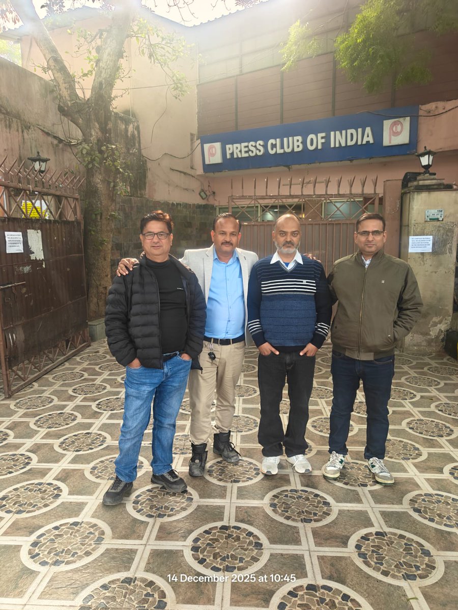 PremBahukhandi's tweet photo. उत्तराखंड को कुछ वर्षो के लिए, पर्यटन नामक बीमारी से दूर रहना चाहिए, थोड़ा मुश्किल है पर असंभव नहीं और सामाजिक सुरक्षा के लिए अति आवश्यक है. सिर्फ तीर्थ यात्री, जिनकी उम्र 50 से अधिक हो, को इजाजत मिले.
गृहस्थ आश्रम वालों को भी तीर्थ करने से ज्यादा गृहस्थी पर ध्यान देना चाहिए. https://t.co/RfDmLBuyNk