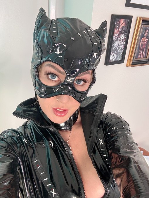 Capri Cavanni - 🐈‍⬛ https://t.co/CrVYss93Al