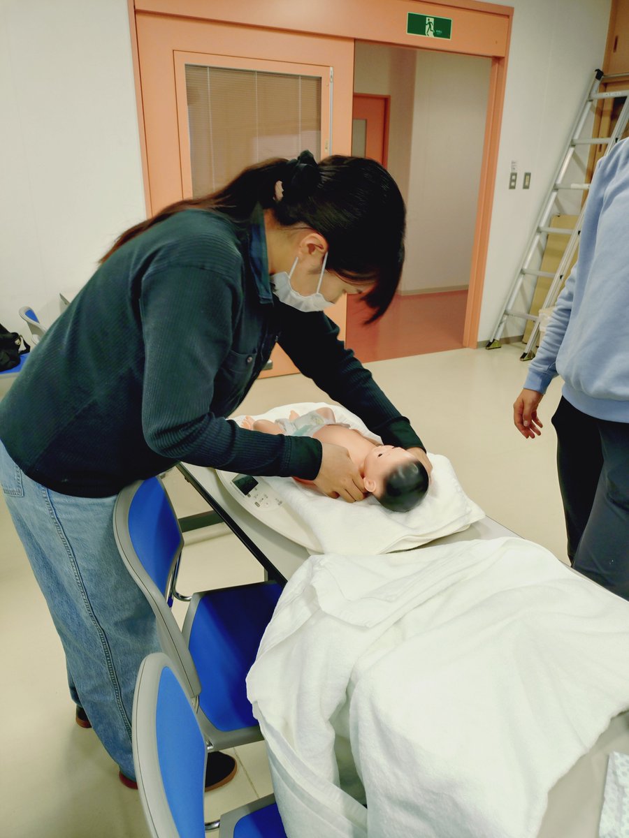 cisnursing's tweet photo. 「産婦・新生児家庭訪問演習の様子」

保健師課程の学生さんは公衆衛生看護技術演習Ⅱの科目を履修します！

保健師が産後1カ月のお母さんの自宅に訪問した場面です😊

新生児の体重測定や、母親の体調のチェック、育児不安等を支援します。

演習頑張ってください👏

 #看護学生 #大学生活 #授業 https://t.co/3OMCNBrB98