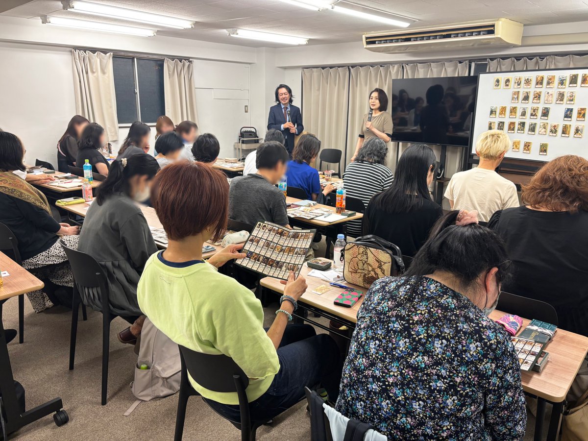 FNakanohito's tweet photo. ＝FCMより御礼＝
大変遅くなりましたが、先日6月16日は、伊泉龍一先生と桜野カレン先生をお迎えしての『キッパーカードを楽しむ夕べ』にご参加いただきまして、ありがとうございました！
当日のヨーロッパで占いやスピリチュアリズムが盛んになった時代背景や、ルノルマンとキッパーの違い、皆様との実践タイムや緊急地震速報（！）まで、ぎゅっと濃縮された１時間でした🤗 

キッパーカードは19世紀末に生まれましたが、日本ではまだまだ知られていません。いち早く占術に取り入れて、皆さんで育てていっていただければ嬉しく思います。

伊泉先生の「選択肢が生まれると悩みが増える」というお話が印象的で、産業革命で豊かになったヨーロッパの人々は今の私たちと同じように、仕事で悩んだりお付き合いする人で悩んだり、時代が変わっても同じことで悩んだのだなあとしみじみ思いました。
キッパーカードはネガティブなシンボルの多いデッキです。人間では生々しく不安な気持ちになるシンボルでも、一生懸命に生きている動物の姿であれば、読み手も客観的に、そして応援したい気持ちになってくれると思っています。

愛らしいキャラたちからすぐに情報を引き出し、実践的なリーディングを行なった桜野カレン先生の変換力も素晴らしかったですね。ぜひ皆様もカレン先生のように、カードから色々と感じていただければ嬉しく思います。

FCMでは、8月に全２回で伊泉先生＆桜野カレン先生のキッパー講座を開催予定です（ZOOMオンライン）。
現在準備しておりますので、今しばらくお待ちください。

そして6月26日には、伊泉龍一先生の
『フールズ・ジャーニー 伊泉龍一先生 愚者の旅』
 【第3回】6/26（金）21：30～
に、桜野カレン先生がゲストで出演されます。
お二人のキッパー＆ルノルマントークや、今後の講座情報も見逃せませんね。ぜひこちらもチェックしてください。