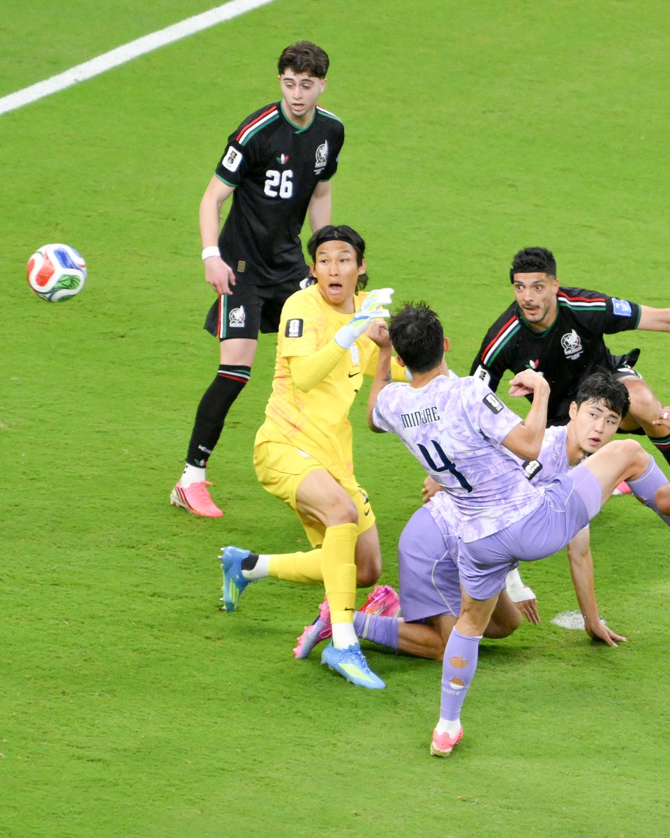 charlescerb's tweet photo. South Korea fought hard, but ultimately fell 1-0 to hosts Mexico after a Seung-Gyu Kim error.
The Koreans pushed late but lacked the clinical finishing needed in the final third, mustering just two shots on target. They likely need a result vs South Africa.
#KNT #FIFAWorldCup https://t.co/UCoKRTXzaj