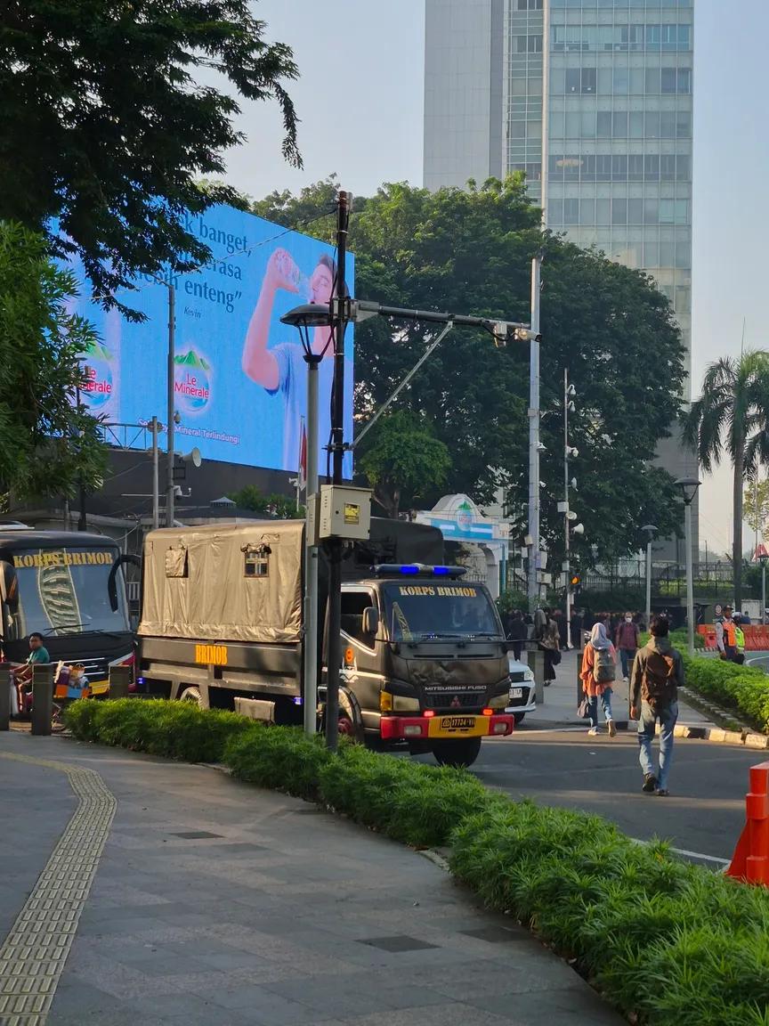 bismillahyuk_'s tweet photo. Sekitaran Bundaran HI udah banyak polisi yang standby untuk aksi #demo Mahasiswa hari ini.

Perbandingannya terbalik bgt yaa sama aksi buzzer berbayar di Monas 🤪 #IndonesiaGelap #StopMBG #MenujuIndonesiaBangkrut https://t.co/mRscfToANv