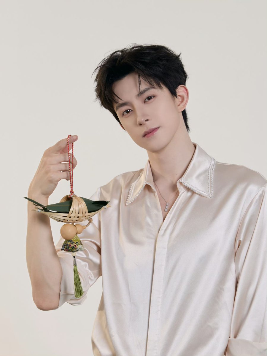 AoruipengTh's tweet photo. #อ๋าวรุ่ยเผิง #敖瑞鹏 #Aoruipeng
#arpupdate 📅 2026.06.19 (1/2)
🦅 「 #端午粽动员」
#เทศกาลเรือมังกร
#เทศกาลบะจ่าง
🩷🩷🩷🩷🩷🩷🩷🩷🩷🩷
#บ้านสกุลอ๋าว 🏡 #aoruipength 🇹🇭 https://t.co/v2mZ4v4nIp