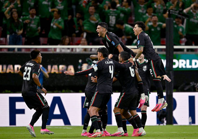 elalbertomedina's tweet photo. 🚨 ¡MÉXICO VENCE 1-0 A COREA DEL SUR!

¡MÉXICO GANA SU SEGUNDO JUEGO EN EL MUNDIAL 2026!

¡SEGUNDA VICTORIA, AHORA EN GUADALAJARA! https://t.co/GO1FbWjaNV