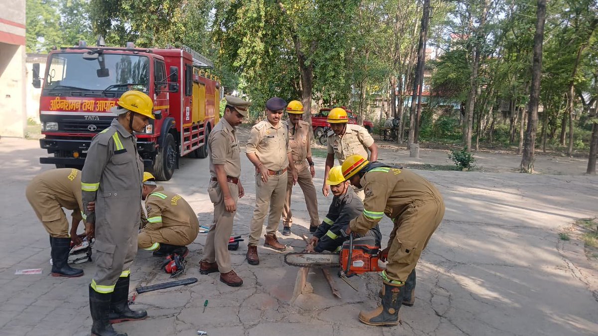 fatehpurfire's tweet photo. CFO फतेहपुर महोदय द्वारा फायर स्टेशन सदर पर अग्निशमन मॉकड्रिल कराया गया जिसमें स्टाफ को आपातकालीन परिस्थितियों से निपटने हेतु  कटिंग टूल्स के सही उपयोग का अभ्यास कराया गया। https://t.co/WYE2xjK7MR