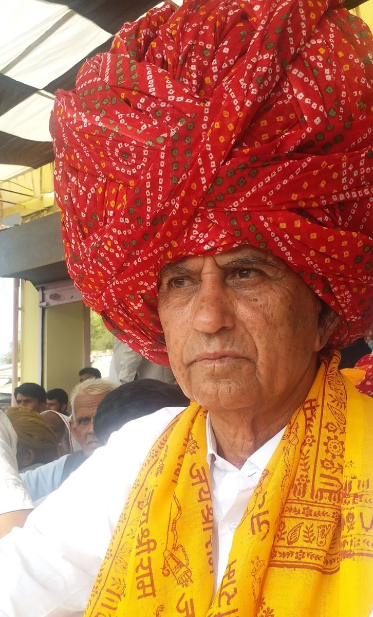 balmukundjoshi's tweet photo. यह एक ऐसे नेता है जिनकी पार्टी बार-बार टिकट काट देती है और यह निर्दलीय जीतकर बिना किसी लोभ लालच के साथ वफादारी से हाथ का साथ निभाते हैं. केंद्र सरकार में मंत्री रहे इस नेता ने एक बार निर्दलीय जीत कर सत्ता को लात मारकर विपक्ष में बैठना उचित समझा. नेताजी आज भी लंबी उम्र के बाद क्षेत्र में पूरी तरह सक्रिय हैं. यह नेताजी कौन है? जो वफादारी के साथ सादगी के लिए भी आम जनता में जाने जाते हैं.