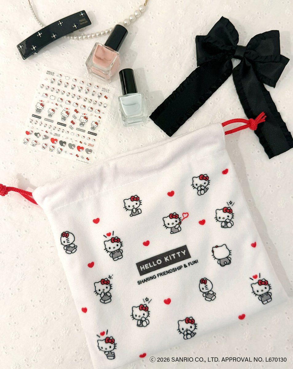 thankyoumart's tweet photo. 「#ハローキティ」のシンプルかわいい
新デザインアイテムが登場するよ🎀

白×赤が基調となった、
身支度の時間やお出かけが楽しみになるアイテム💕

もちろん全部390円(税込429円)🏷️

6月26日(金)より全国のサンキューマート店舗と
公式オンラインショップにて入荷順次販売🛒
https://t.co/jxos2W121q https://t.co/c9RgvWIx48