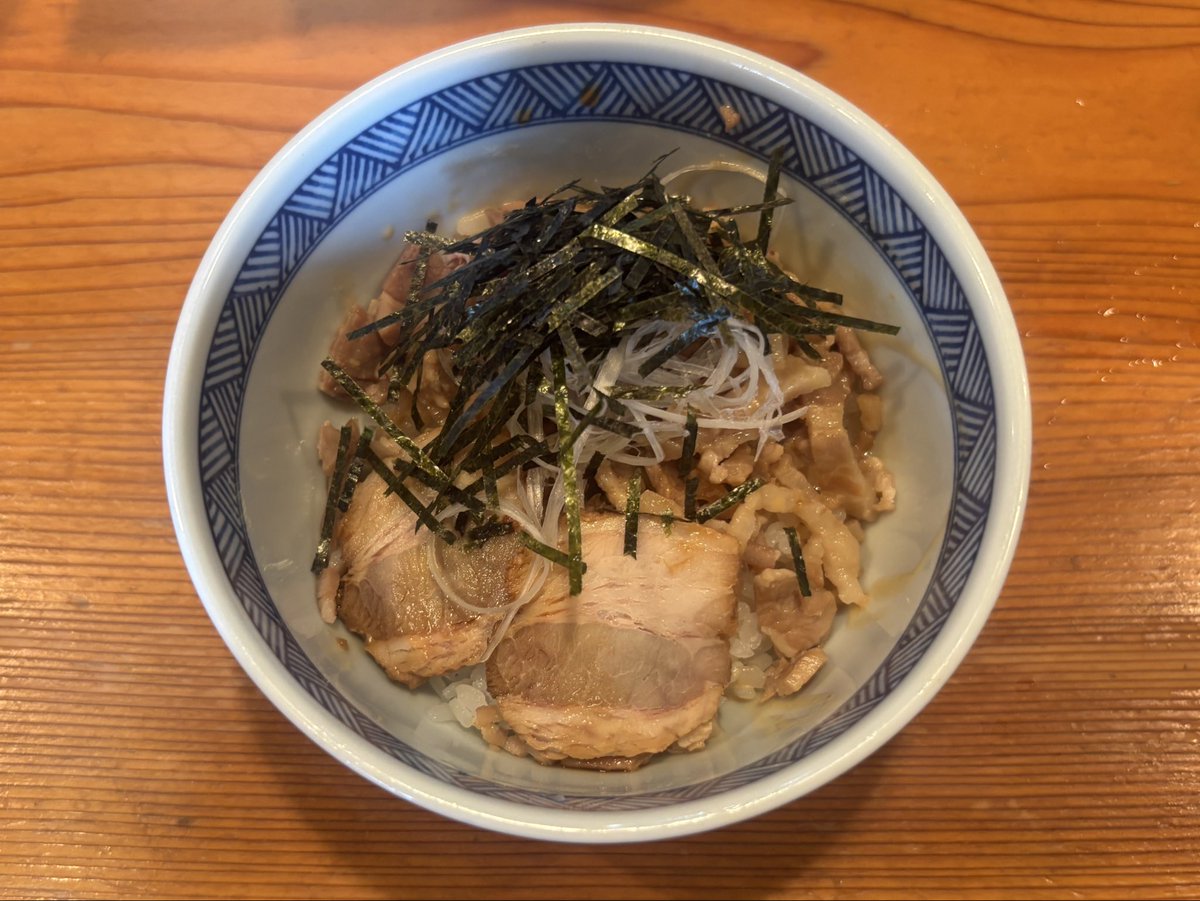 1972Kazuto's tweet photo. つけそば屋 麺楽 @ 河辺
特つけそば+野菜+味玉+大盛り+ミニ豚マヨ丼
+ テイクアウト×2+追加オーダー×2

麺楽は職人が作った芸術品
◯長は時間が作った文化遺産
どっちもうまい
だから比べるものじゃない
ただ
どちらもこの先ずっと残っていてほしい https://t.co/MdMJoV7rm2