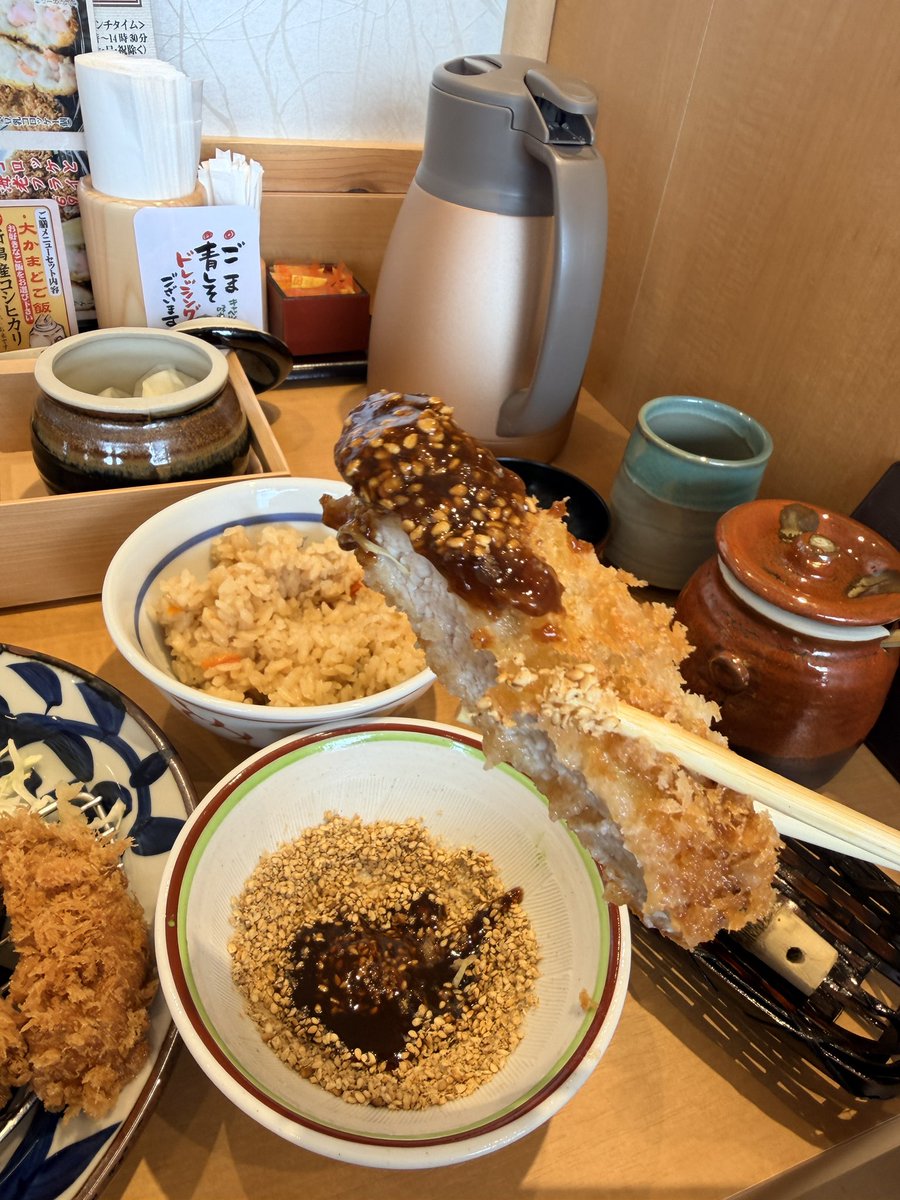 JIMOHACK3's tweet photo. 大崎市古川にオープンした「厚切りとんかつよし平 大崎店」で、熟成ロースかつ180g。

和歌山の人気とんかつ店が、東北初上陸。

ご飯、キャベツ、味噌汁、お新香、全部食べ放題！
ご飯はコシヒカリ、太刀魚の炊き込み、十穀米の3種類という大盤振る舞い。

とんかつは流行りのおしゃれ系ではなく、昔ながらの衣ザクザク、肉は分厚いけど柔らかい。

レディースセットやキッズメニューもあるので、家族連れでも安心です。

https://t.co/aFb0oOUL32