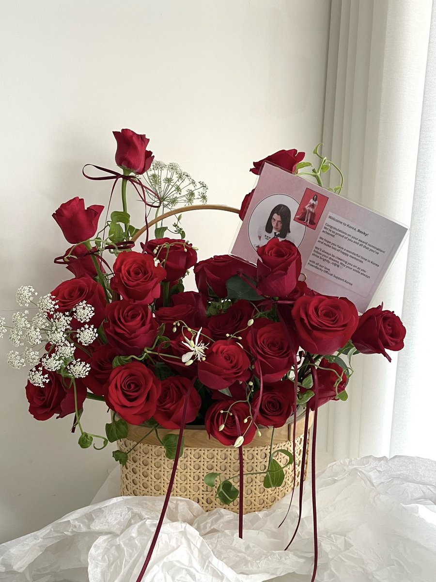FB_Support_KR's tweet photo. 🌹#beckysangels 

베키의 한국 방문을 환영하며 장미 꽃바구니를 준비했습니다☺️ 끊임 없이 도전하며 꿈을 꾸는 베키의 활동이 한국에도 닿을 수 있어 행복한 순간입니다❤️

한국에 온 걸 진심으로 환영해 베키야
언제나 응원해🤍
 
#BeckyArmstrong #GlobalOTTAwards #GOTT2026 #글로벌OTT어워즈 #KISF2026