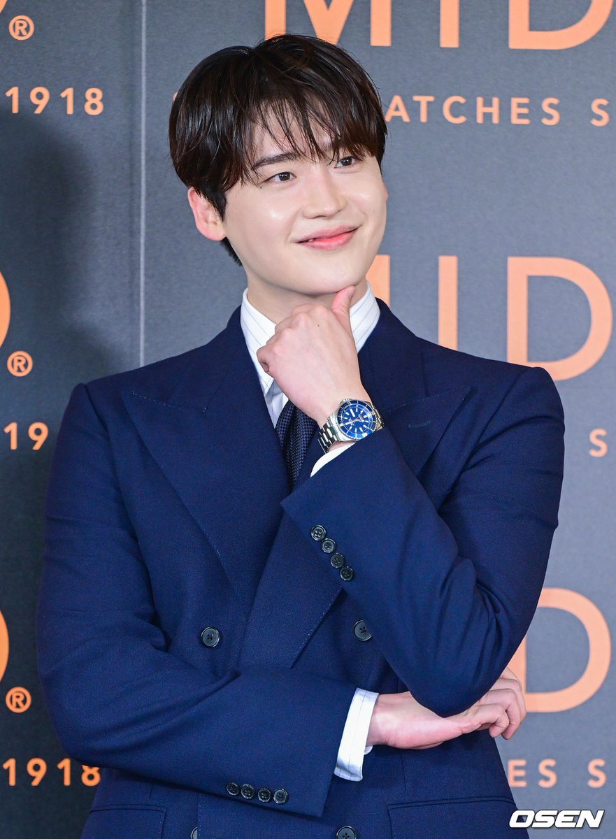 Kstyle_news's tweet photo. 【PHOTO】イ・ジョンソク、ブランド「MIDO」のイベントに出席 https://t.co/D5kfz4JWe0