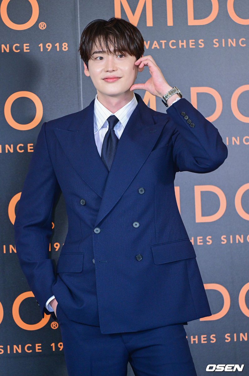 Kstyle_news's tweet photo. 【PHOTO】イ・ジョンソク、ブランド「MIDO」のイベントに出席 https://t.co/D5kfz4JWe0