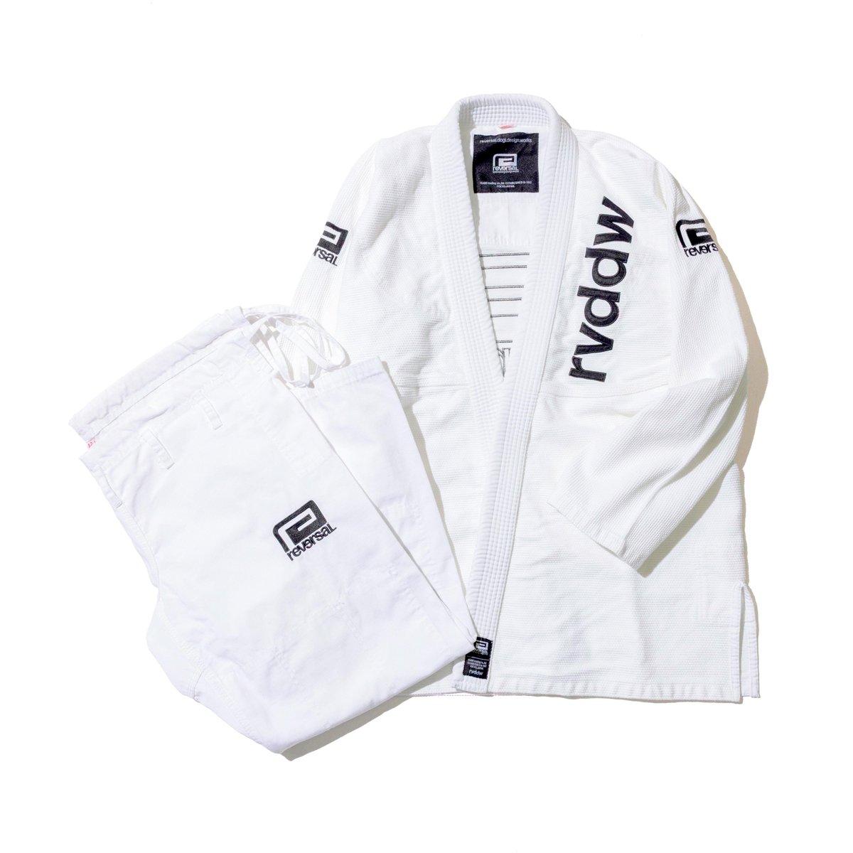 rvddw's tweet photo. 【RESTOCK】「rvddw JIU-JITSU GI」
刺繍で施された豪華なリバーサルロゴ、シンプルで飽きのこないデザイン。ズボンは軽量かつ高機能のリップストップ生地を採用。

https://t.co/oE2jefqGa7

https://t.co/8BFz10MwsB

#柔術 #柔術衣 #bjj #jiujitsu #rvddw https://t.co/iV3jl3YVXT