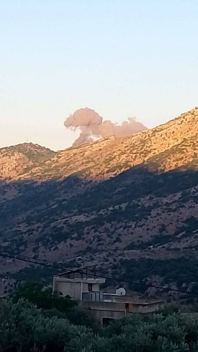 ME_Observer_'s tweet photo. ⚡️ Israeli regime fighter jets continue their airstrikes across southern Lebanon. https://t.co/4s4PdO3tkX