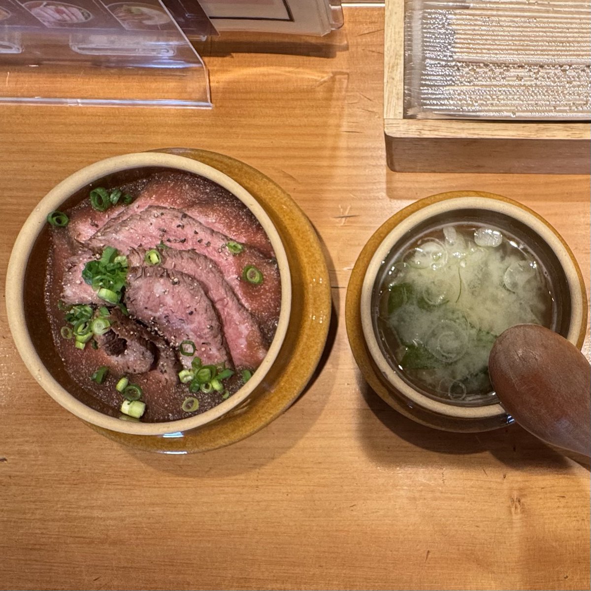 oshima_lunch's tweet photo. 2026年6月19日
荻野屋 弦 エキュートエディション有楽町店@有楽町
東京都千代田区有楽町2-9-8 JR東日本有楽町駅高架下 エキュートエディション有楽町

上州牛イチボ ローストビーフ丼…1800円

#荻野屋弦 
#有楽町ランチ https://t.co/8946Ygf6Eu