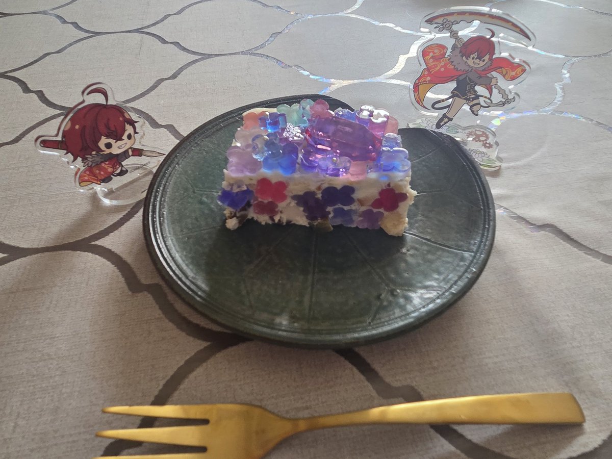 kazehuta's tweet photo. 今年はキラキラのケーキでお祝い🎂✨おめでとうね…🌸 https://t.co/GEKMzH8jwP