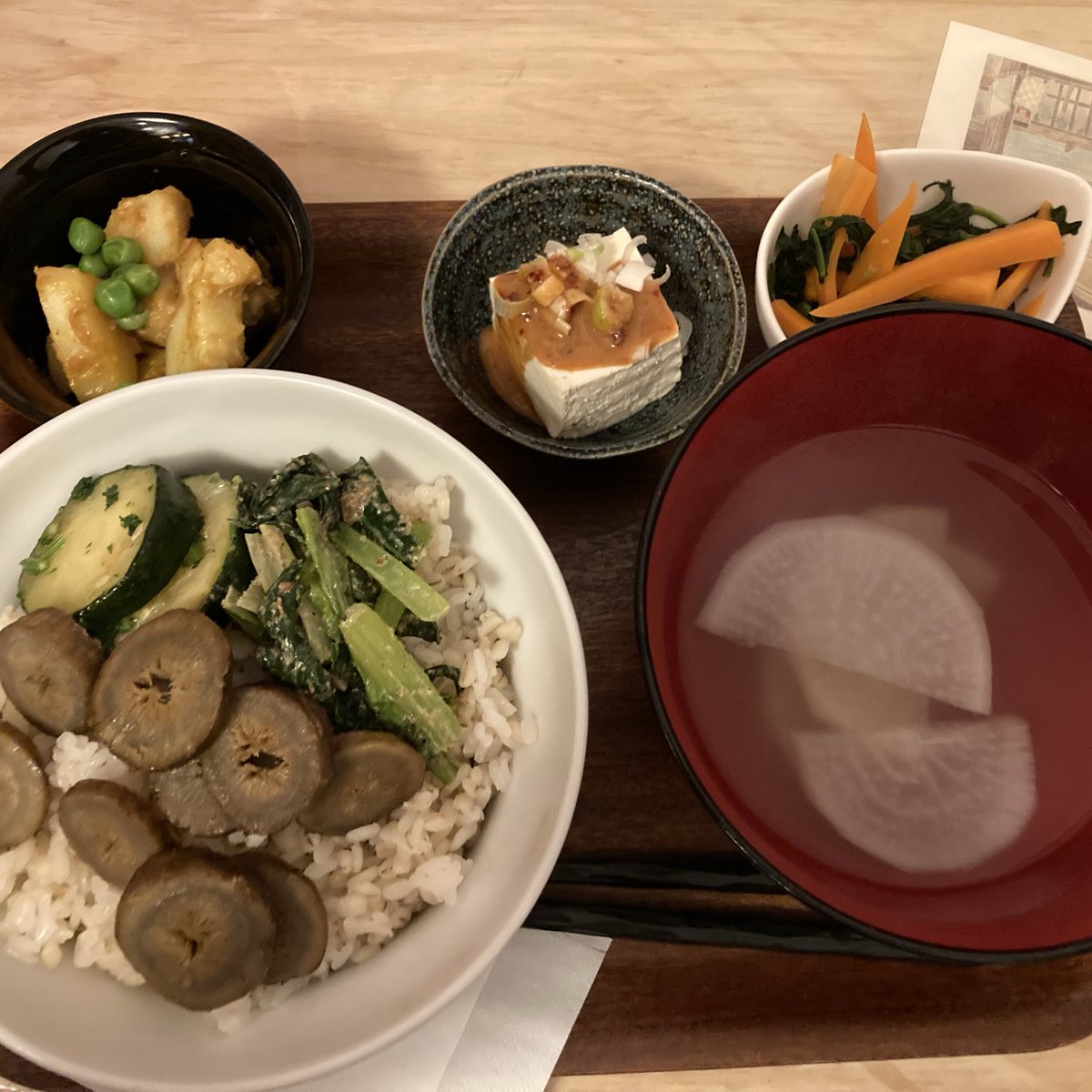 kitamoo_wolf's tweet photo. 都内3連勤の最終日なので今日も外ランチ☀️今日は野菜のみの定食🥕🥔見た目どおりの素朴な味わいだが美味しい😋薄味も好きなのでとても満足なランチでした！ https://t.co/hu2WJf84ha