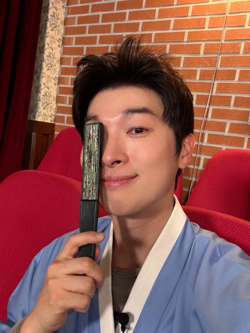 ilov_kh's tweet photo. 예뿐얼굴가리지말어
머리 삐죽삐죽이 귀여워♥ https://t.co/CBi7jDxSok