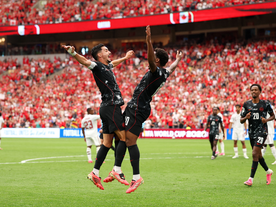 denimenezes14's tweet photo. 2ª MAIOR GOLEADA NA 1ª VITÓRIA EM 8 JOGOS DE COPA
Copa do Mundo

VITÓRIA HISTÓRICA DO CANADÁ, primeira em oito jogos de três Copas do Mundo, impondo ao Catar a segunda maior goleada (6 x 0) da Copa de 2026, nesta 5ª feira (18), diante de 54 mil torcedores no BC Place Stadium, em Vancouver, terceira maior cidade do país, que compartilha com Estados Unidos e México a primeira Copa em três sedes e com 48 seleções.

A CENA CHOCANTE do jogo foi registrada aos 5 minutos do 2º tempo, quando o meia Assim Mandibo, do Catar, fraturou a perna esquerda do volante Ismael Koné, com falta dura e desleal, punida no ato, com cartão vermelho direto, pelo árbitro chileno Christian Garay. Koné, de 25 anos, é francês e joga na Roma, emprestado pelo alemão Borussia Monchengladbach.

O CANADÁ HAVIA PERDIDO os seis jogos das duas primeiras Copas que disputou. Em 1986 (24º), 0 x 1 França, 0 x 2 Hungria, 0 x 3 União Soviética. Em 2022 (31º), 0 x 1 Bélgica, 1 x 4 Croácia, 1 x 2 Marrocos. Na estreia da Copa de 2026, 1 x 1 com a Bósnia, e no primeiro jogo da 2ª rodada da fase de grupos, a goleada histórica por 6 x 0 no Catar.

O CANADÁ conseguiu a segunda maior goleada da Copa de 2026, depois de 7 x 1 da Alemanha sobre o estreante Curaçao, e lidera o Grupo B pelo saldo de 6 gols, com 8 marcados e 2 sofridos, e a Suíça, que horas antes havia goleado a Bósnia por 4 x 1, tem saldo de 3 gols, com 5 marcados e 2 sofridos. Canadá x Suíça, dia 24, no BC Place Stadium, em Vancouver.

DEPOIS DE MESSI, o Canadá teve o segundo com hat-trick na Copa de 2026, o atacante Jonathan David, da Juventus, de Turim, maior campeã da Itália. Ele tem 26 anos (14/1/2000), nasceu no Brooklin, em Nova York, e tem também cidadanias canadense e francesa.

CANADÁ OU SUÍÇA será o adversário do Brasil no mata-mata das oitavas de final. Se for 1º do Grupo C, o Brasil jogará com o 2º do Grupo B (Canadá ou Suíça), e se for 2º, o Brasil também terá um ou outro como adversário na próxima fase. O Brasil ainda não jogou em Copas com o Canadá, e o último dos três jogos com a Suíça foi em 2022, no Catar, Brasil 1 x 0 (Casemiro).

A PRIMEIRA GOLEADA, na abertura da 2ª rodada da fase de grupos, foi a da Suíça sobre a Bósnia por 4 x 1, com todos os gols no 2º tempo, no SoFi Stadium, em Los Angeles. O meia Johan Manzambi, do alemão Freiburg, marcou o 1º e o 3º; o ponta Ruben Vargas, do Sevilha, fez o 2º, e o 4º foi do meia Granit Xhaka, capitão do inglês Sunderland.

NO PRIMEIRO JOGO desta 5ª feira (18), com 67.442 torcedores no estádio de Atlanta, a República Tcheca fez 1 x 0 com o meia Michal Sadilek, do Slavia Praga, e no 2º tempo, o meia Teboho Mokoena, do Mamelodi Sundowns, marcou o gol de empate da África do Sul.

TCHÉQUIA 1 x 1 ÁFRICA DO SUL foi o primeiro jogo da Copa de 2026 com trio feminino, boa arbitragem da norte-americana Tori Penso. A precursora foi a francesa Stéphanie Frappard, que na Copa de 2022 apitou Alemanha 4 x 2 Costa Rica, tendo como assistentes a brasileira Neuza Inês Back e a mexicana Karen Diaz.

Fotos: Goal, Fran Santiago / Getty Images / AFP e Jared C. Tilton – FIFA/FIFA via Getty Images