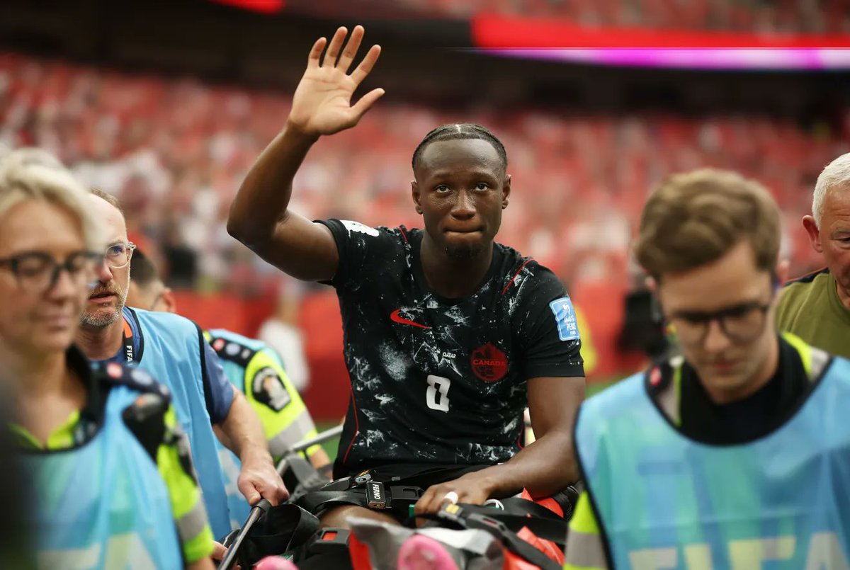 denimenezes14's tweet photo. 2ª MAIOR GOLEADA NA 1ª VITÓRIA EM 8 JOGOS DE COPA
Copa do Mundo

VITÓRIA HISTÓRICA DO CANADÁ, primeira em oito jogos de três Copas do Mundo, impondo ao Catar a segunda maior goleada (6 x 0) da Copa de 2026, nesta 5ª feira (18), diante de 54 mil torcedores no BC Place Stadium, em Vancouver, terceira maior cidade do país, que compartilha com Estados Unidos e México a primeira Copa em três sedes e com 48 seleções.

A CENA CHOCANTE do jogo foi registrada aos 5 minutos do 2º tempo, quando o meia Assim Mandibo, do Catar, fraturou a perna esquerda do volante Ismael Koné, com falta dura e desleal, punida no ato, com cartão vermelho direto, pelo árbitro chileno Christian Garay. Koné, de 25 anos, é francês e joga na Roma, emprestado pelo alemão Borussia Monchengladbach.

O CANADÁ HAVIA PERDIDO os seis jogos das duas primeiras Copas que disputou. Em 1986 (24º), 0 x 1 França, 0 x 2 Hungria, 0 x 3 União Soviética. Em 2022 (31º), 0 x 1 Bélgica, 1 x 4 Croácia, 1 x 2 Marrocos. Na estreia da Copa de 2026, 1 x 1 com a Bósnia, e no primeiro jogo da 2ª rodada da fase de grupos, a goleada histórica por 6 x 0 no Catar.

O CANADÁ conseguiu a segunda maior goleada da Copa de 2026, depois de 7 x 1 da Alemanha sobre o estreante Curaçao, e lidera o Grupo B pelo saldo de 6 gols, com 8 marcados e 2 sofridos, e a Suíça, que horas antes havia goleado a Bósnia por 4 x 1, tem saldo de 3 gols, com 5 marcados e 2 sofridos. Canadá x Suíça, dia 24, no BC Place Stadium, em Vancouver.

DEPOIS DE MESSI, o Canadá teve o segundo com hat-trick na Copa de 2026, o atacante Jonathan David, da Juventus, de Turim, maior campeã da Itália. Ele tem 26 anos (14/1/2000), nasceu no Brooklin, em Nova York, e tem também cidadanias canadense e francesa.

CANADÁ OU SUÍÇA será o adversário do Brasil no mata-mata das oitavas de final. Se for 1º do Grupo C, o Brasil jogará com o 2º do Grupo B (Canadá ou Suíça), e se for 2º, o Brasil também terá um ou outro como adversário na próxima fase. O Brasil ainda não jogou em Copas com o Canadá, e o último dos três jogos com a Suíça foi em 2022, no Catar, Brasil 1 x 0 (Casemiro).

A PRIMEIRA GOLEADA, na abertura da 2ª rodada da fase de grupos, foi a da Suíça sobre a Bósnia por 4 x 1, com todos os gols no 2º tempo, no SoFi Stadium, em Los Angeles. O meia Johan Manzambi, do alemão Freiburg, marcou o 1º e o 3º; o ponta Ruben Vargas, do Sevilha, fez o 2º, e o 4º foi do meia Granit Xhaka, capitão do inglês Sunderland.

NO PRIMEIRO JOGO desta 5ª feira (18), com 67.442 torcedores no estádio de Atlanta, a República Tcheca fez 1 x 0 com o meia Michal Sadilek, do Slavia Praga, e no 2º tempo, o meia Teboho Mokoena, do Mamelodi Sundowns, marcou o gol de empate da África do Sul.

TCHÉQUIA 1 x 1 ÁFRICA DO SUL foi o primeiro jogo da Copa de 2026 com trio feminino, boa arbitragem da norte-americana Tori Penso. A precursora foi a francesa Stéphanie Frappard, que na Copa de 2022 apitou Alemanha 4 x 2 Costa Rica, tendo como assistentes a brasileira Neuza Inês Back e a mexicana Karen Diaz.

Fotos: Goal, Fran Santiago / Getty Images / AFP e Jared C. Tilton – FIFA/FIFA via Getty Images