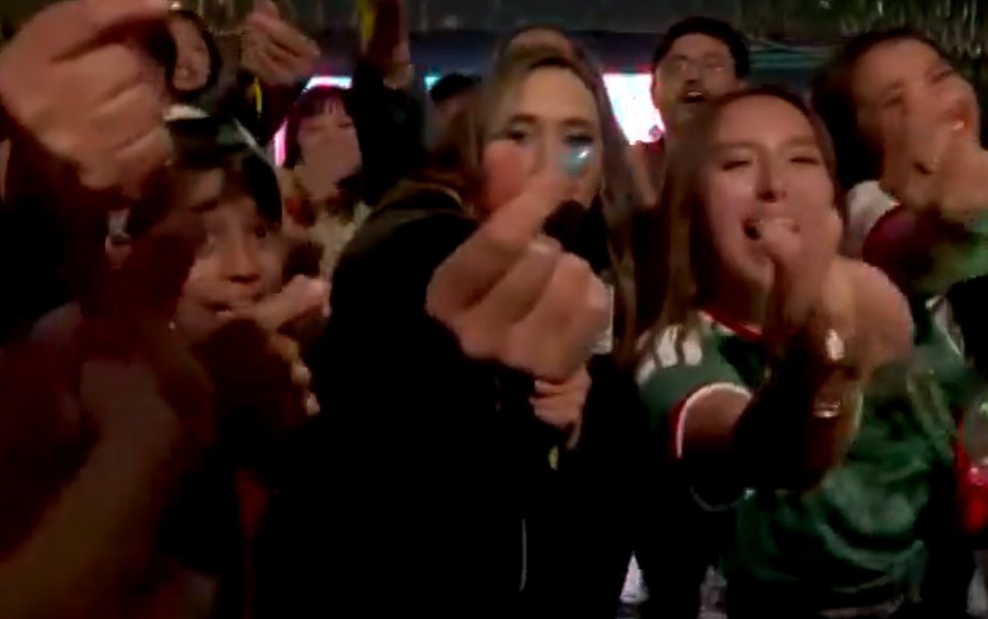 TouchlineX's tweet photo. 📸 - Instead of celebrating Mexico’s victory, some Mexican fans thanked the South Koreans who visited Mexico today by making the Korean heart gesture. https://t.co/UtRuHkAv00