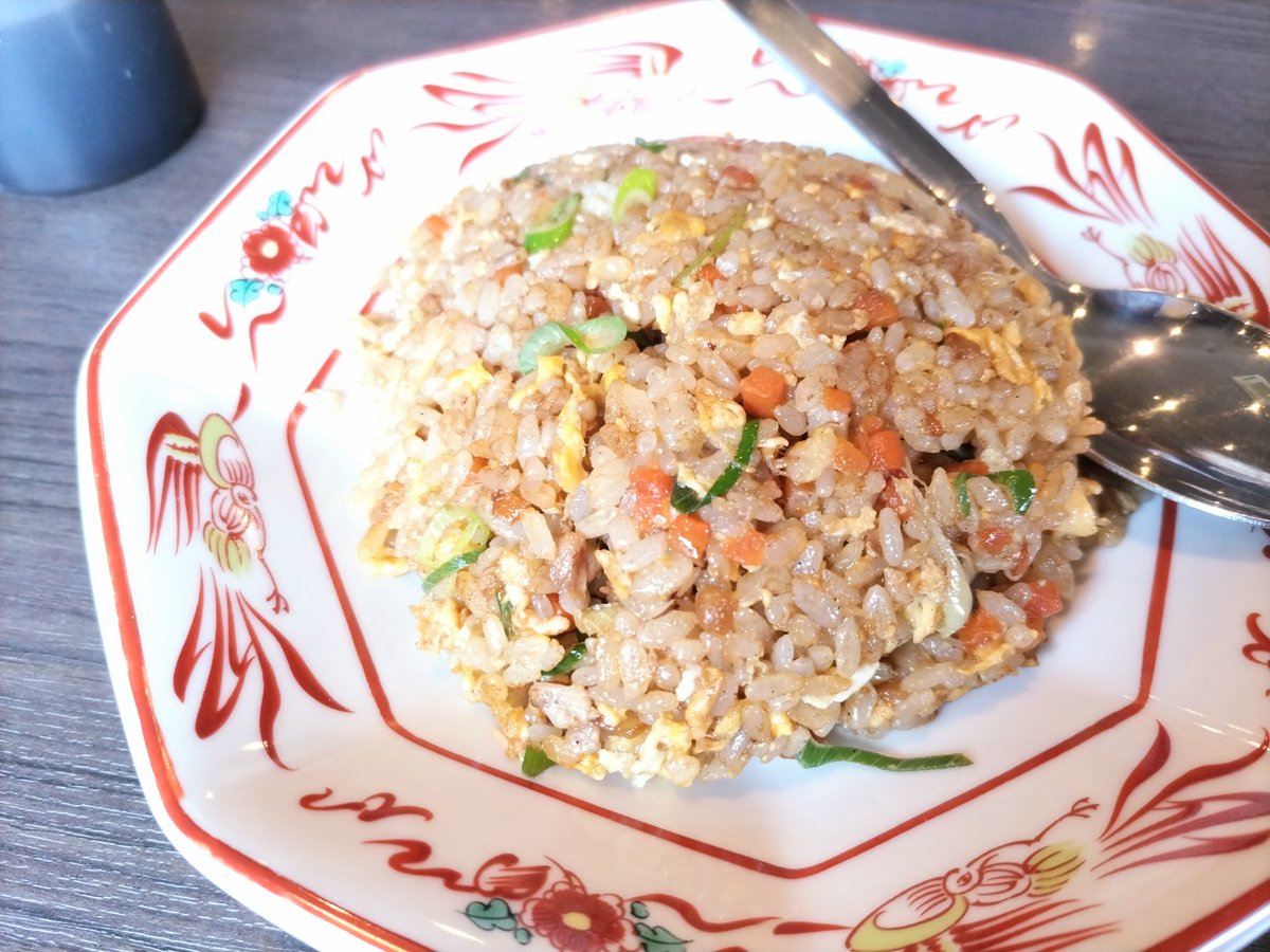 mitukuni712's tweet photo. 6月13日120杯目
真喰者笹口店
焦がし味噌󠄀　越後もち豚ワンタン
焼きめしと餃子をシェア

カラオケ仲間とランチタイムに
リニューアルした真喰者さんへ

焦がし味噌󠄀は竹炭を練り込んだそうでなんとも言えない醤油のような
旨味を感じました😋
さかね味噌󠄀と白味噌󠄀が
やっぱりオススメかな👌 https://t.co/N2nWix4g98