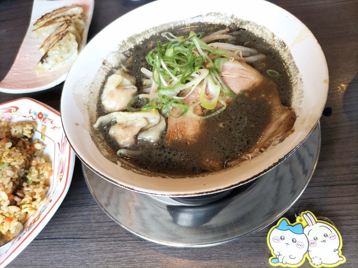 mitukuni712's tweet photo. 6月13日120杯目
真喰者笹口店
焦がし味噌󠄀　越後もち豚ワンタン
焼きめしと餃子をシェア

カラオケ仲間とランチタイムに
リニューアルした真喰者さんへ

焦がし味噌󠄀は竹炭を練り込んだそうでなんとも言えない醤油のような
旨味を感じました😋
さかね味噌󠄀と白味噌󠄀が
やっぱりオススメかな👌 https://t.co/N2nWix4g98