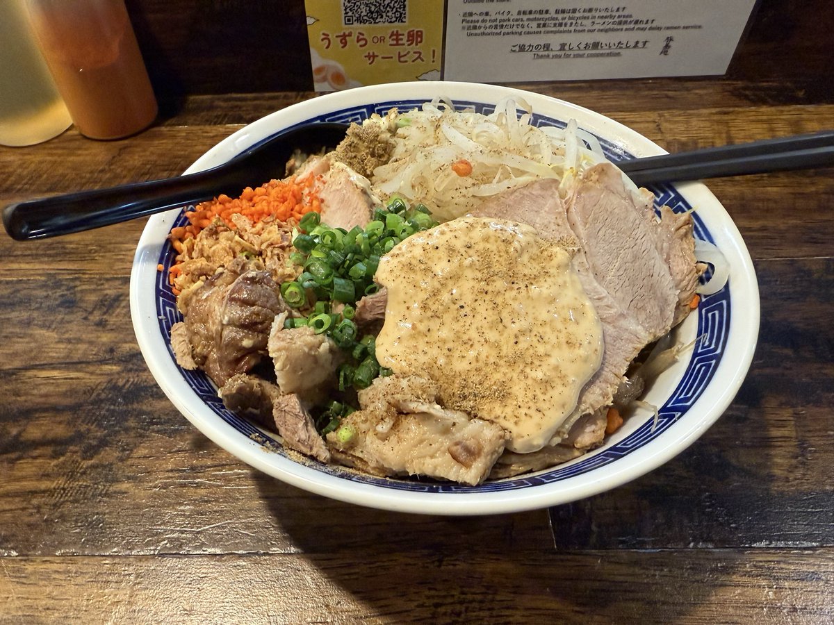 ooooSDVX's tweet photo. 豚基地市ヶ谷店、まぜそば300g豚6枚トッピング
味鷹の目っぽいけど食べやすいし豚は脂身少ないけど全然固くなかったかなり好み、店員さんがなんか元プロ野球選手らしい https://t.co/r3TRAg5puL
