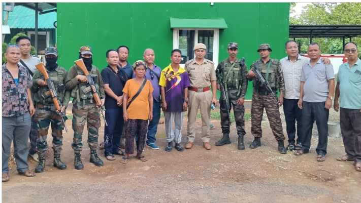 ArianaHmar37783's tweet photo. Security forces successfully rescued Ngamsom Baite after his alleged abduction in #Moreh, reuniting him safely with his family.
 A swift operation that brought relief to the community. 
Hoping those responsible are brought to justice. 
 #Manipur 

https://t.co/b0vQ7RG4Lq https://t.co/5RqHlrkOLE