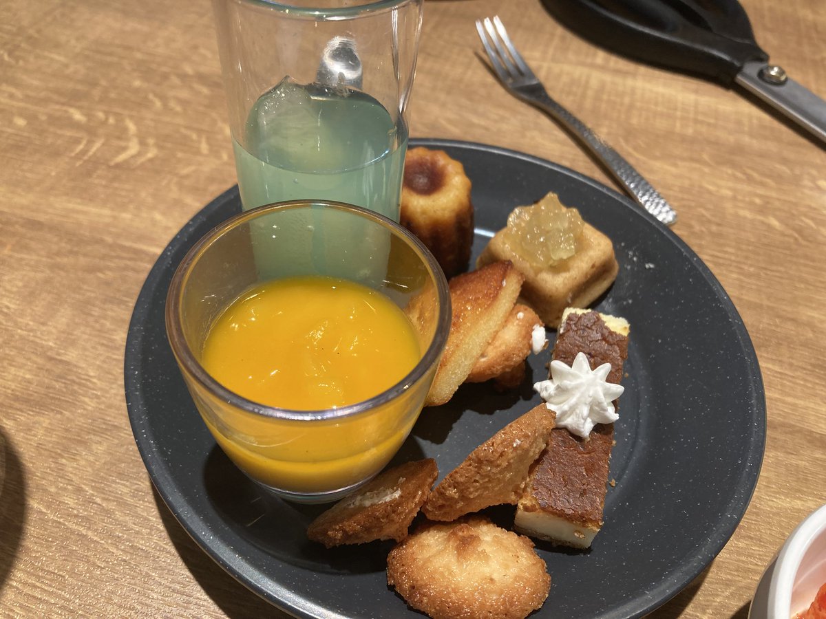 roson1992's tweet photo. 平日昼間に来たと言うのにオープン前から行列で全部席埋まるとか
日本て好景気になんやなって
年寄りばっかりやから富が偏ってるだけかもしれんが https://t.co/nOQpO1KqzB