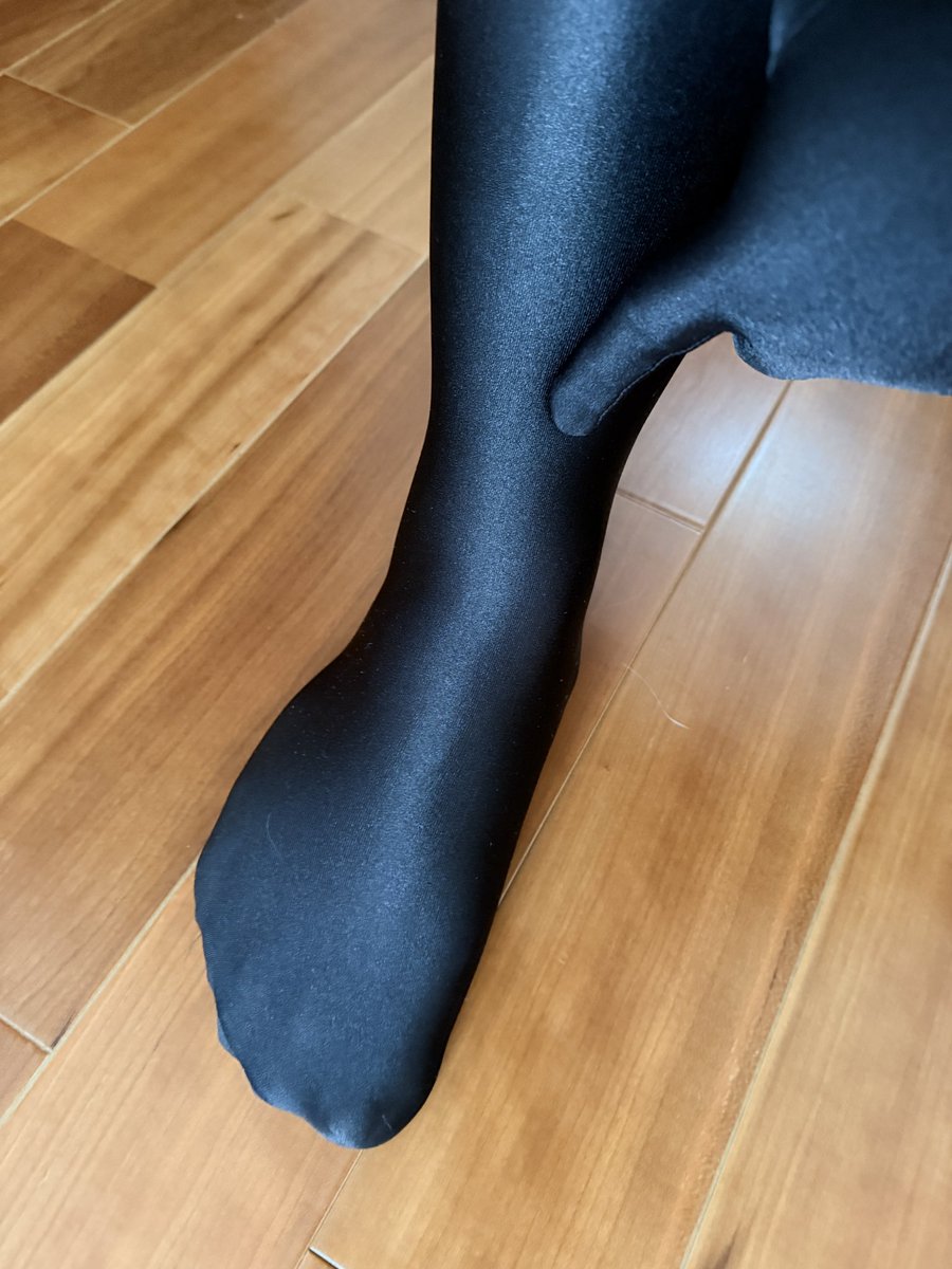 pitttari's tweet photo. どうでもいいこだわりだけど、足首にシワが出来るの嫌なんです

つま先から綺麗にタイツが脚を被っていないと無理😤 https://t.co/ZyGPA2U09y