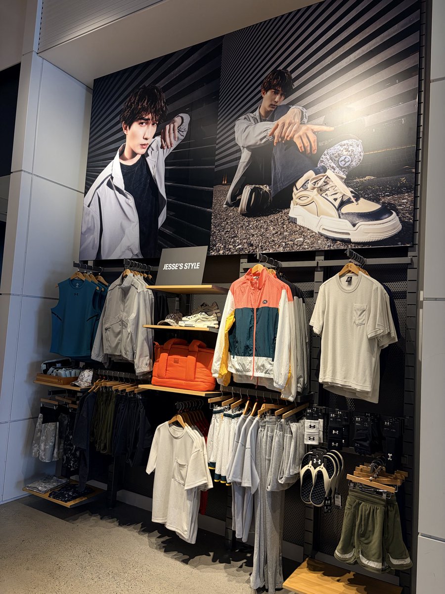 nyokonyoko1224's tweet photo. 有明の店舗でジェシーコラボバック買ってきた。店長さんが相変わらず販売に意欲的MAXで気持ちがいい😊ジェシーが利用した試着室や店内のミラーを案内してくれました💁‍♂️
#アンダーアーマー 
#JESSE 
#ジェシー https://t.co/PtgQJbj1u2